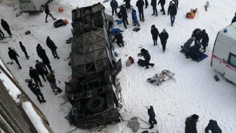 TRAGEDIE! 19 morți după ce un autobuz cu 43 de pasageri la bord a căzut de pe un pod - acc-1575206974.jpg