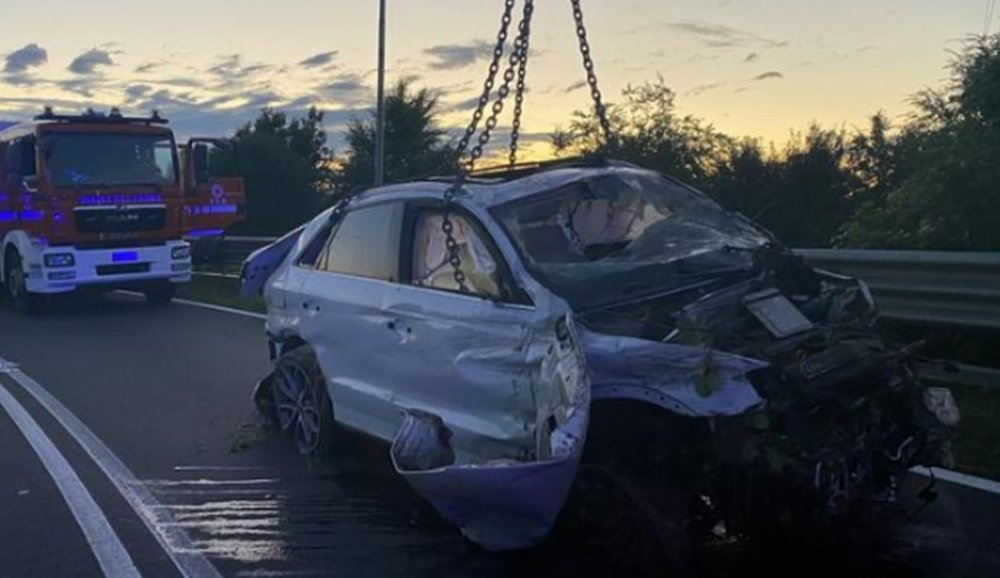Doi români au murit în Italia după ce mașina în care se aflau s-a prăbușit de pe un pod - acc-1592224085.jpg