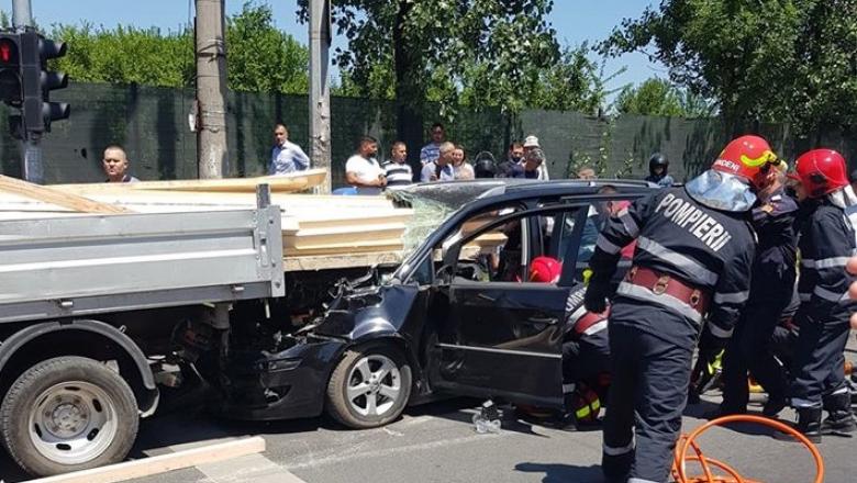 Accident grav în București. Șofer rănit după ce lemnele dintr-o remorcă i-au intrat prin parbriz - acc-1593254788.jpg