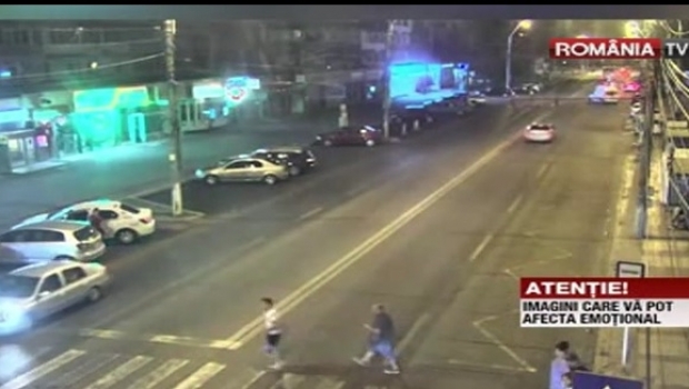 VIDEO ȘOCANT! Pieton spulberat pe trecerea de pietoni, șoferul a fugit. O cameră video a surprins impactul - acccccc57020400-1534763902.jpg