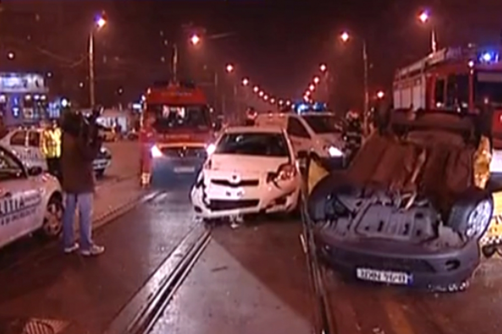 Un taxi în care se aflau trei clienți s-a răsturnat într-o intersecție din București! - accident-1321699932.jpg
