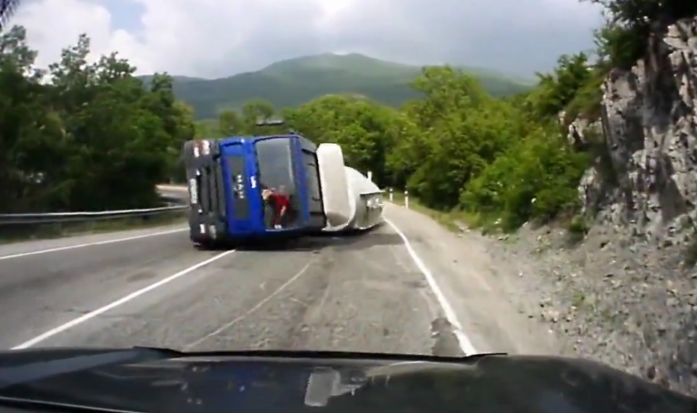 Accident filmat în timp real pe o șosea / Video - accident-1337790687.jpg