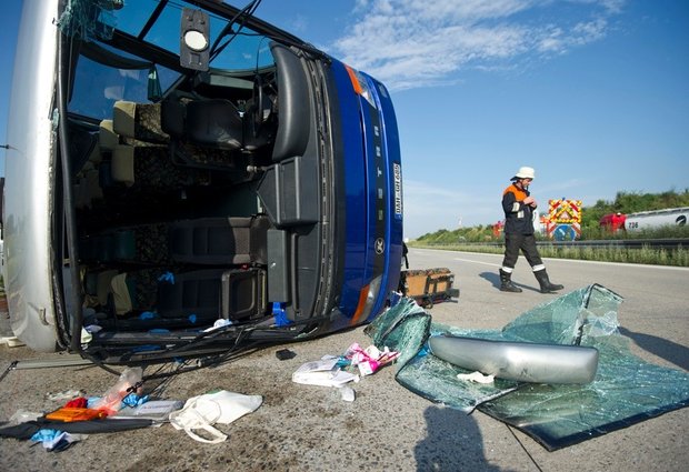 Trei români au murit într-un accident de microbuz, în Germania - accident-1351337844.jpg