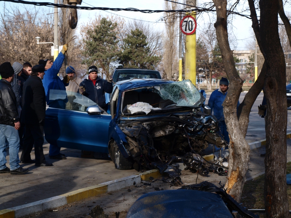 Șase persoane și-au pierdut viața ieri, pe drumurile din România - accident-1358527368.jpg