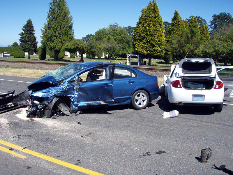 Ce gafă monumentală fac șoferii când le apare un pericol în față - accident-1366996773.jpg
