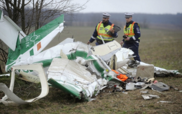 Un român a murit într-un accident aviatic în Ungaria - accident-1459148927.jpg