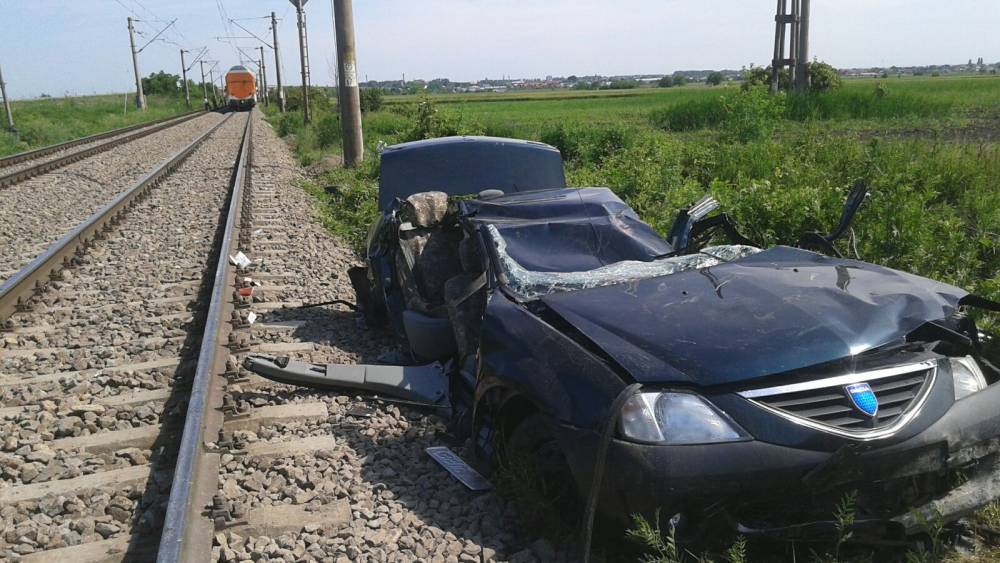 Accident cumplit, la trecerea de cale ferată. O mașină, strivită de tren: 2 morți și un rănit grav - accident-1464423730.jpg