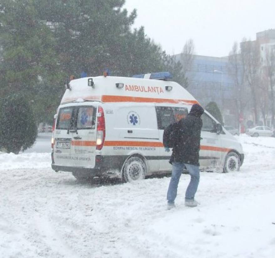 Accident grav din cauza zăpezii! Trei persoane au fost rănite - accident-1483887754.jpg