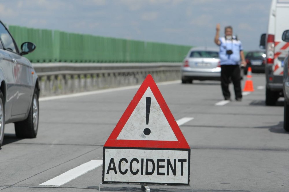 Accident rutier pe Autostrada Soarelui. Un microbuz a fost avariat - accident-1556694308.jpg