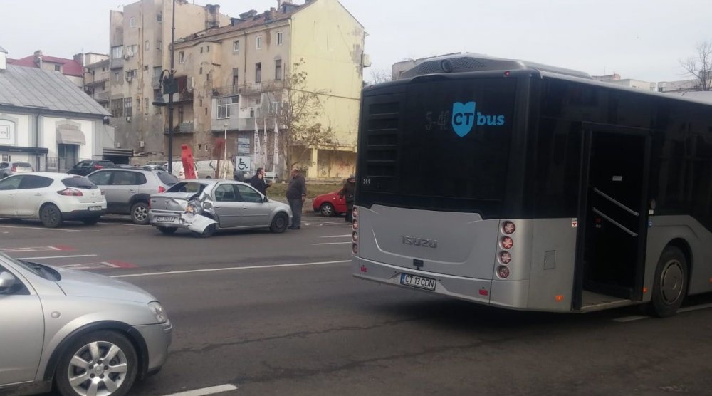 Autobuz implicat într-un accident, în centrul Constanței - accident-1581668016.jpg