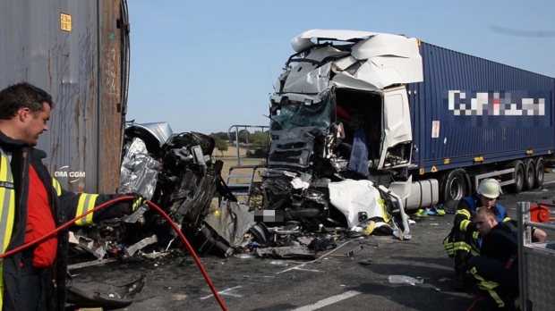 Carnagiu în Germania: 4 români au murit după ce mașina lor a fost prinsă între două TIR-uri - accident-1599896427.jpg