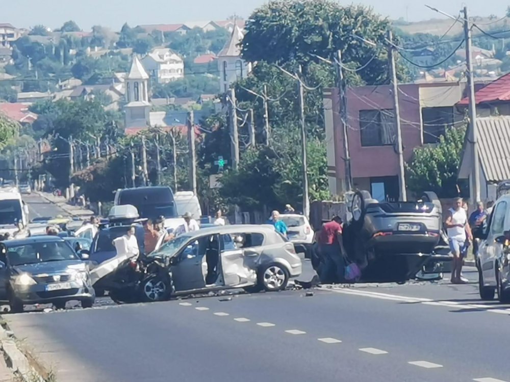 Accident cu mai multe victime pe drumul spre Costineşti. Sunt implicate trei maşini - accident-1629100638.jpg