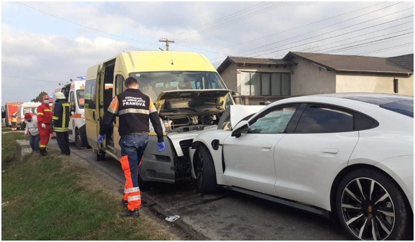Plan roşu de intervenţie, după ce un microbuz şcolar a fost implicat într-un grav accident, în Drăgăneşti, Prahova - accident-1636982460.jpg