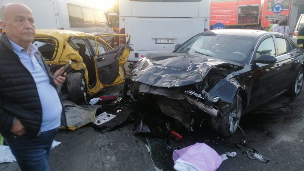 ȘAPTE adulți și un bebeluș răniți într-un accident rutier în sensul giratoriu de la Cora Brătianu. Patru mașini, implicate în eveniment - accident-1694496164.jpg
