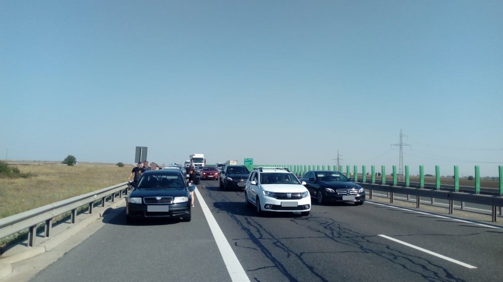 ACCIDENT LA CONSTANŢA, pe Autostrada A4, sensul Agigea – Ovidiu. Traficul, oprit - accident-constanta-1711952674.jpg