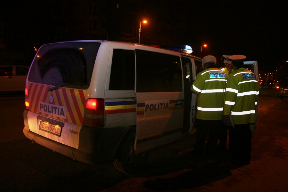 O șoferiă a provocat un accident, azi-noapte, în Constanța - accident11-1323598161.jpg