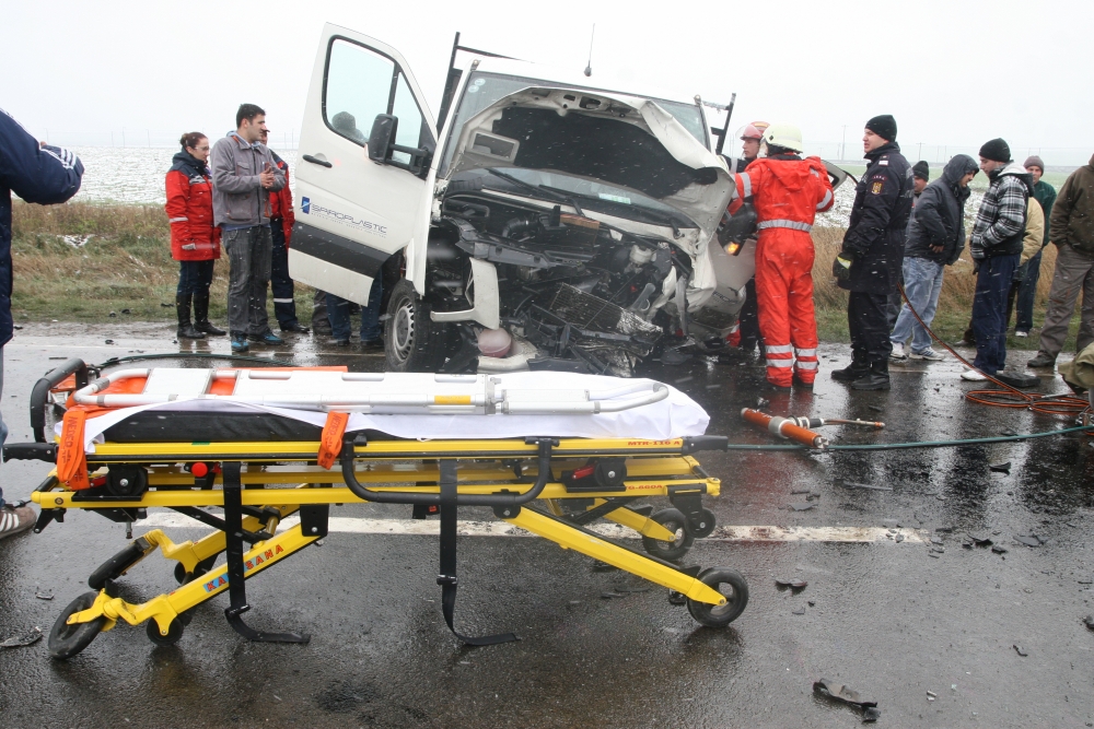 Bilanț tragic în primele zile din 2012, 14 morți și 38 de răniți - accident2-1325666791.jpg