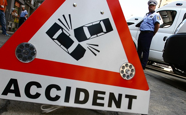 O șoferiță neatentă a lovit o ambulanță - accident3650x400-1325580178.jpg