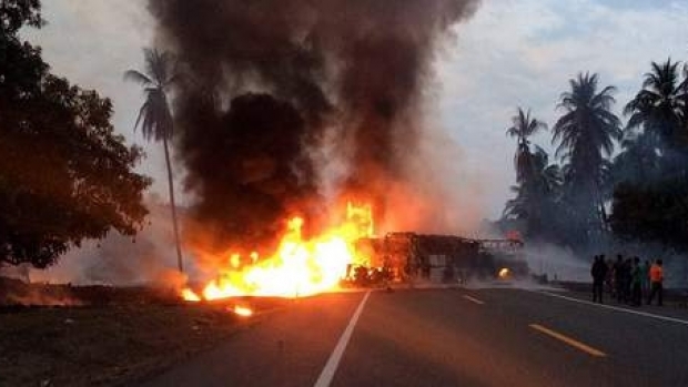 CARNAGIU pe autostradă / O cisternă a explodat, cel puțin 24 de persoane și-au pierdut viața - accident43701600-1492150461.jpg