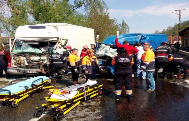 GRAV ACCIDENT DE MICROBUZ, SOLDAT CU NOUĂ VICTIME - accident465x390-1464950636.jpg