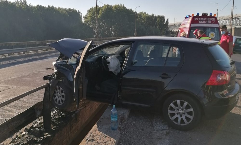 Mașină suspendată pe parapet, pe Autostrada Soarelui - accidenta2sursaisudobrogea-1594564052.jpg