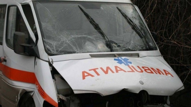 Pacientă rănită grav. Ambulanța în care se afla a fost lovită de semiremorca unui camion - accidentambulanta82441400-1488644828.jpg