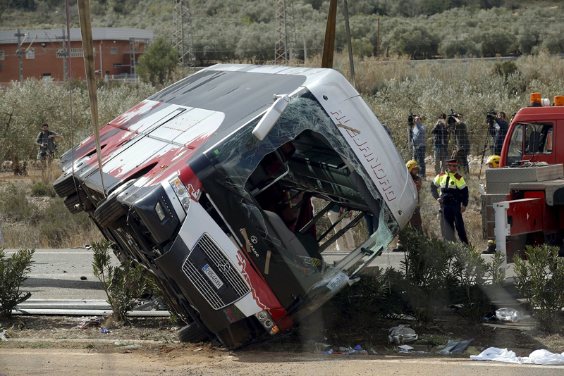 Cel puțin 14 morți după ce  un autocar cu elevi a căzut într-un canal, în sudul Turciei - accidentautocar-1465215481.jpg