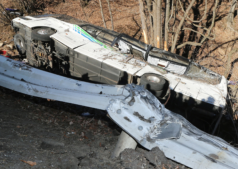 Un autocar a sărit de pe  un pod, încercând să evite o motocicletă: 13 morți - accidentautocarindia-1462449597.jpg