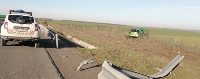 Accident pe Autostrada Soarelui. O mașină a ajuns pe câmp - accidentautostradasoarelui-1576624289.jpg