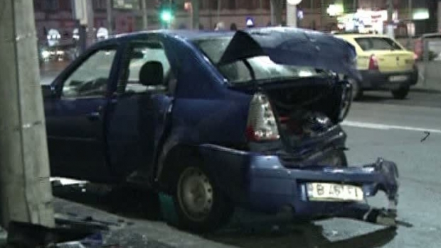 GRAV ACCIDENT RUTIER! Un șofer băut a lovit șase mașini și a dat peste o femeie  aflată în stație - accidentbucuresti13106500-1520493786.jpg
