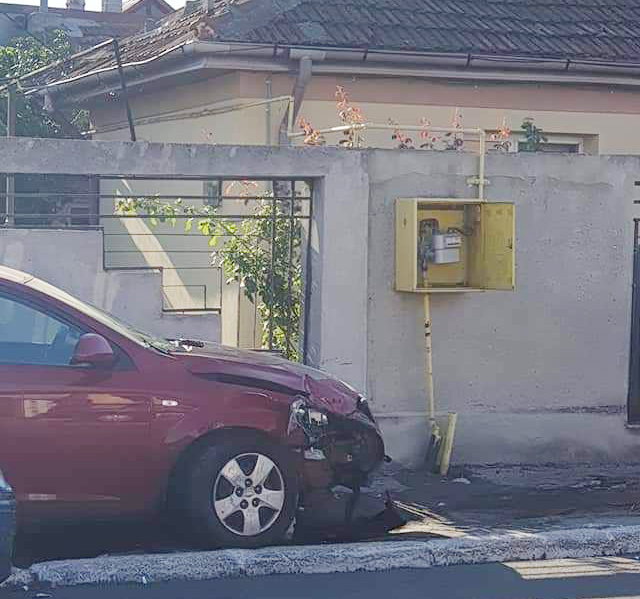 Accident în cartierul Coiciu. O mașină a intrat într-o conductă de gaze - accidentconductagaye-1599031398.jpg