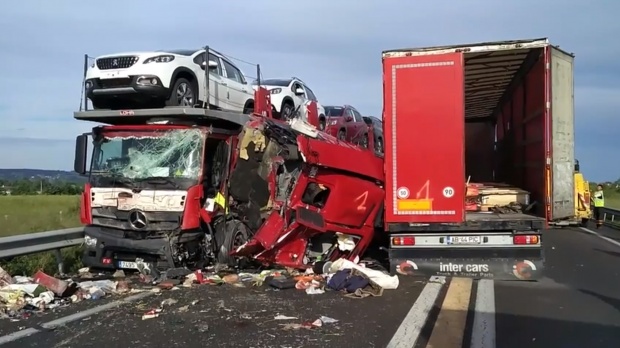 TRAGEDIA ZILEI! Accident cu cinci camioane în Franța. Un șofer român A MURIT PE LOC - FOTO - accidentcucincicamioaneinfrantau-1528439073.jpg