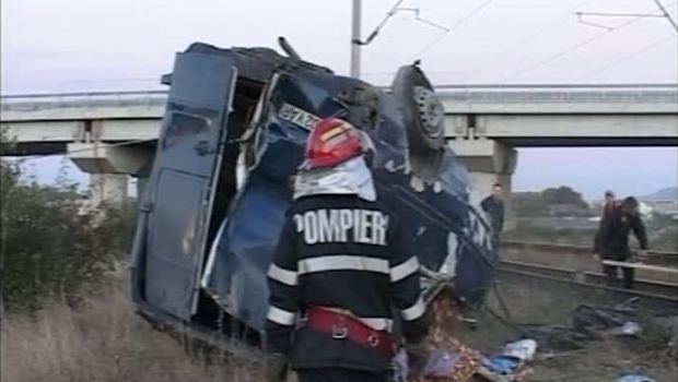 Accident teribil la Olimp: Microbuz de transport elevi, lovit de tren - accidentcumicrobuz00305400-1319615695.jpg