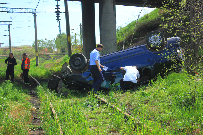 Accidente rutiere grave pe străzile Constanței! O femeie a zburat cu mașina de pe pod, alți doi șoferi s-au făcut praf - accidente-1460996200.jpg