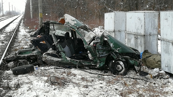 Două persoane au murit, după ce mașina în care se aflau a fost lovită de tren - accidentferociarstolnicenifotone-1519380690.jpg