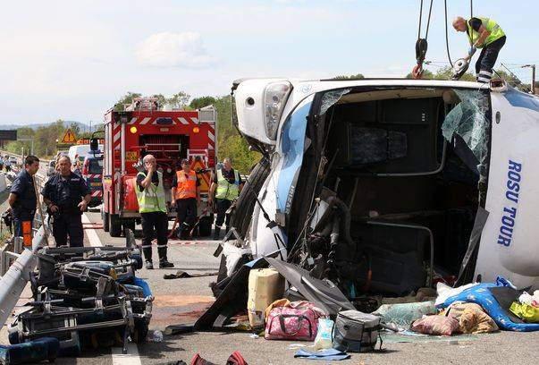 Autocar plin cu turiști, implicat într-un grav accident rutier: 44 morți, 11 răniți - accidentfranta109009dbf7d-1407672429.jpg