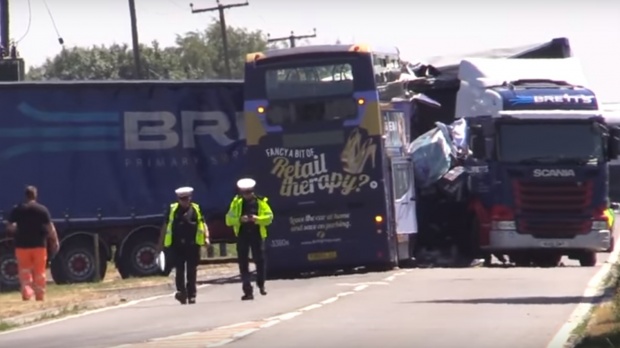 VIDEO / Accident rutier între un autobuz și un camion. Sunt peste 20 de victime - accidentinmareabritanieintreunau-1530027162.jpg