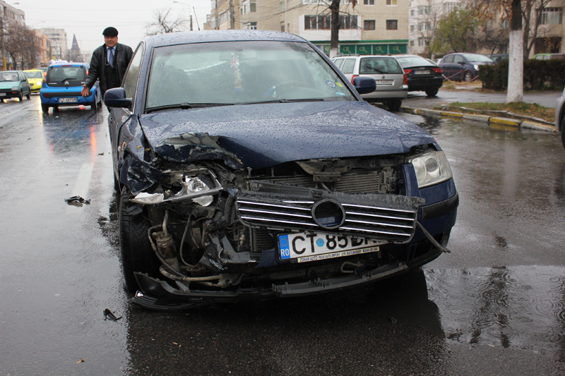 Zeci de accidente, ieri, pe drumurile din Constanța! - accidentlapusneanu5-1323193156.jpg