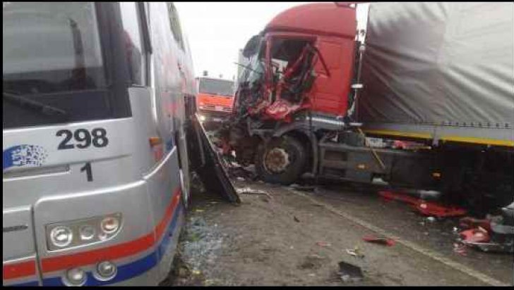 Un TIR a lovit un autobuz cu 40 de persoane! Mai mulți răniți - accidentloloiasca05991000-1525765430.jpg