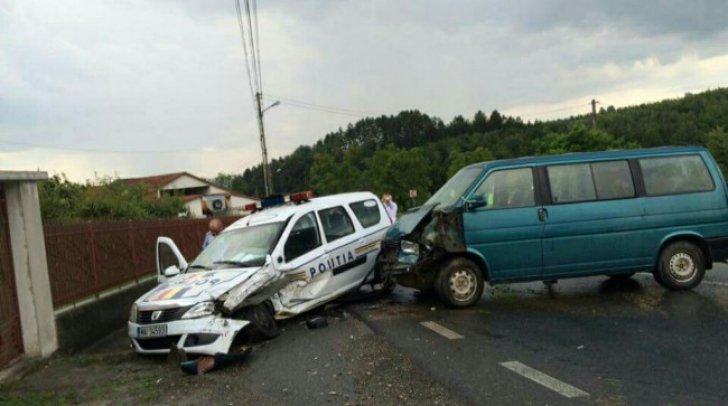 MAȘINĂ DE POLIȚIE FĂCUTĂ PRAF, ÎN URMA UNUI ACCIDENT DE MICROBUZ - accidentmasinadepolitiebihor8654-1468141740.jpg