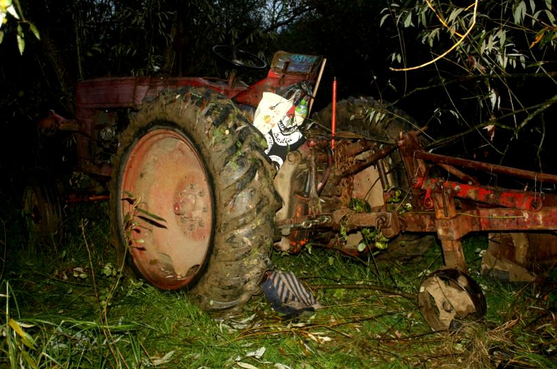 Accident mortal după ce un tractor s-a răsturnat. O persoană a murit și alte patru au fost rănite - accidentmortaldupaceuntractorsar-1525942118.jpg