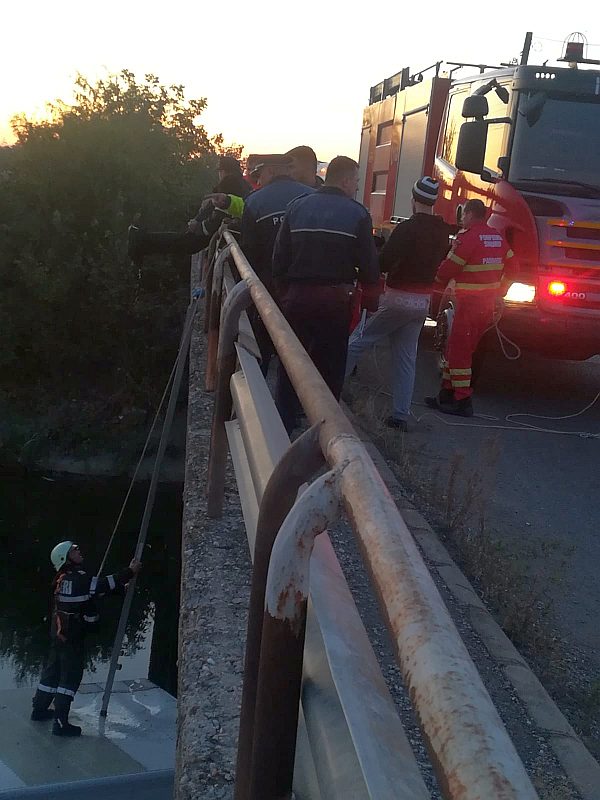 Autoutilitară căzută într-un canal; șoferul a stat izolat pe capotă aproape 10 ore - accidentmovilita07-1569155886.jpg