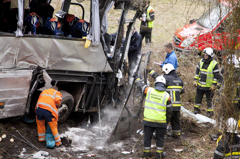 Accident rutier grav în Olanda.  Trei autocare s-au ciocnit - accidentolanda-1383490813.jpg