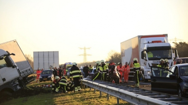 Accident grav provocat de un român în Olanda. A intrat cu camionul într-o coloană de mașini - accidentolanda96555500-1550401089.jpg