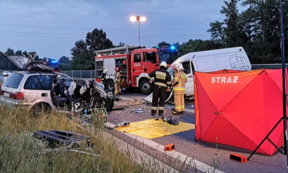 Trei români au murit în urma unei coliziuni frontale între o mașină și o dubă - accidentpolonia1000x600-1687454316.jpg