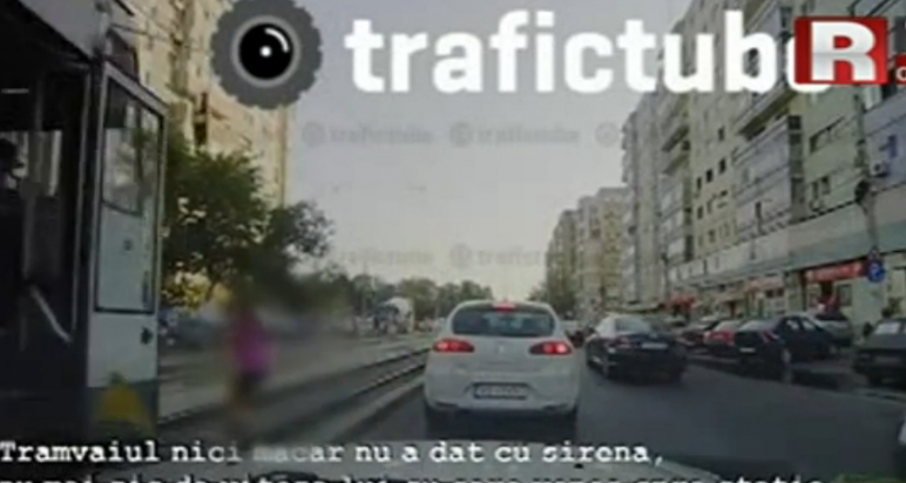 Accident șocant în București. O tânără a fost lovită de tramvai și prinsă sub roțile acestuia / Video - accidentrutier-1345882715.jpg