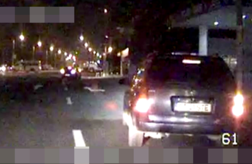 VIDEO. Beat la volan, A LOVIT O FEMEIE PE TRECERE și A FUGIT DE LA LOCUL ACCIDENTULUI, cu mașina Poliției pe urme! - accidentrutier-1381655703.jpg
