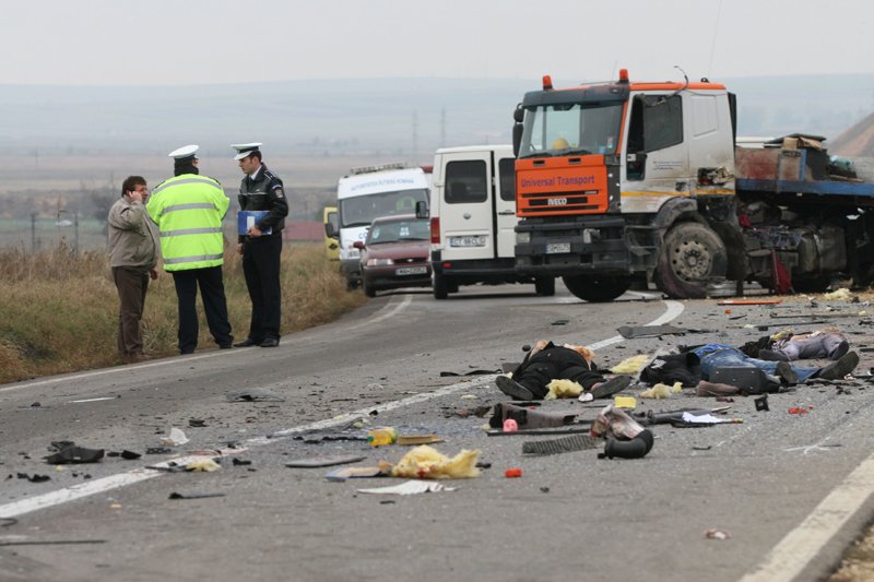Morții înroșesc șoselele Constanței - accidentrutierpiatradn22microbuz-1320592753.jpg