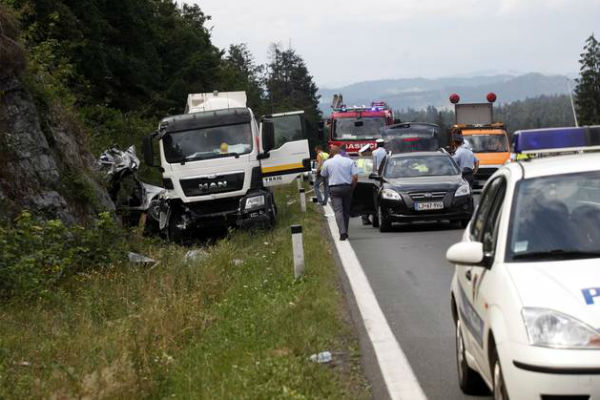Imagini șocante! Prim-procuror român și familia sa, MORȚI în urma unui accident rutier - accidentslovenia-1436876981.jpg