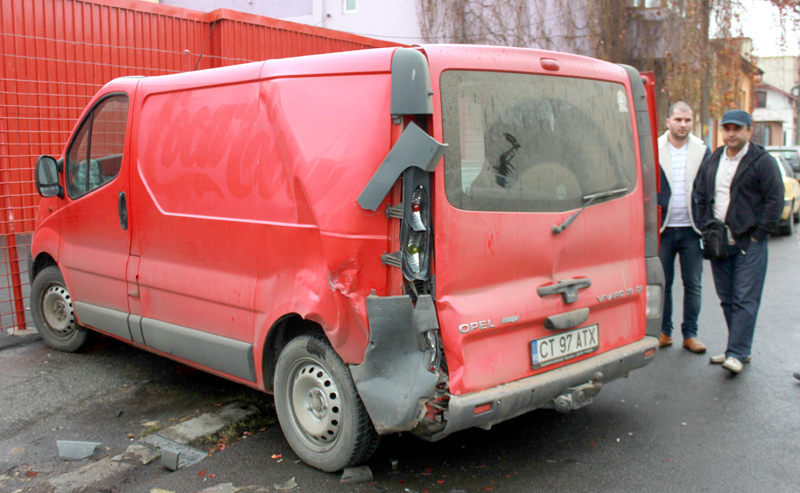 Ambulanța groazei. A lovit patru mașini într-o intersecție din centrul Constanței - accidentstratelierelorbratescu2-1385147065.jpg
